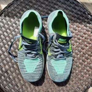Youth Nike Flyknit Sneaks